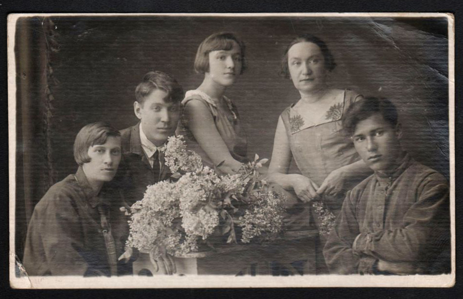 3 Б.В. Боголепов (2-й слева) с во время обучения в Ставропольском музыкальном училище. 1933 г..jpg