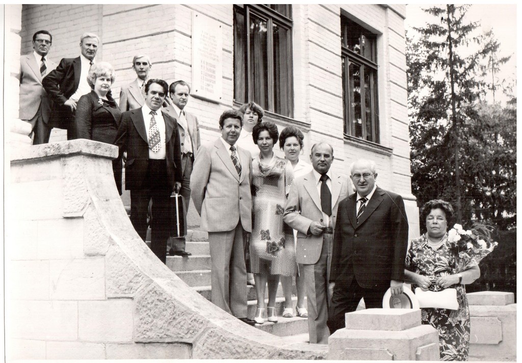 7 Ю.В. Андропов (2-й справа) и М.С. Горбачев во время отдыха вг. Кисловодске. Нач. 1980-х гг.jpg