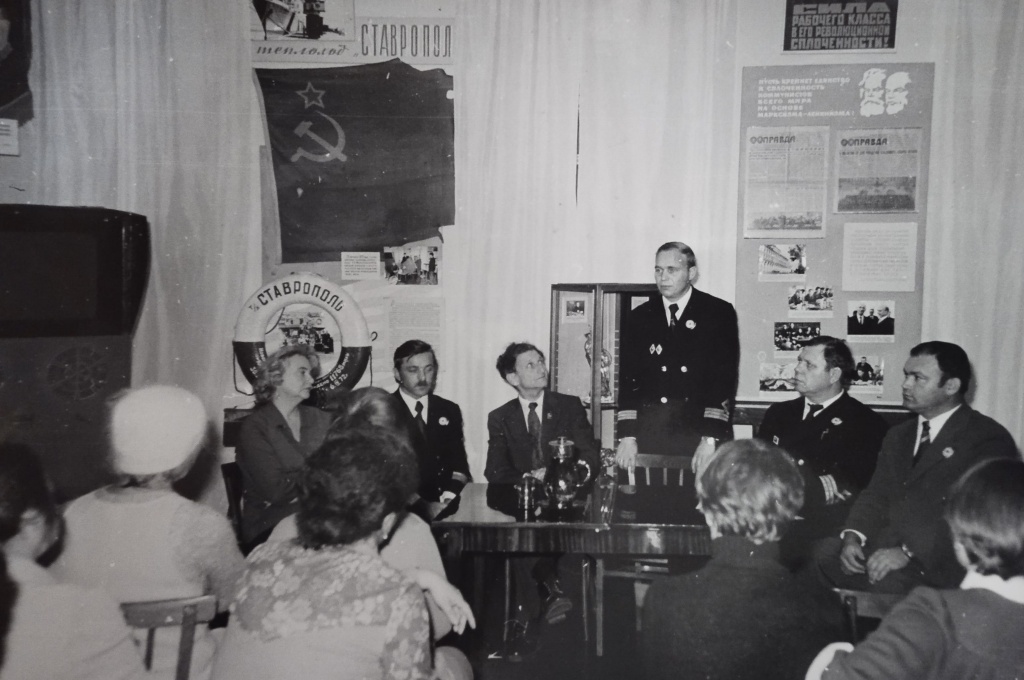 Встреча членов экипажа теплохода с сотрудниками Краеведческого музея.jpg