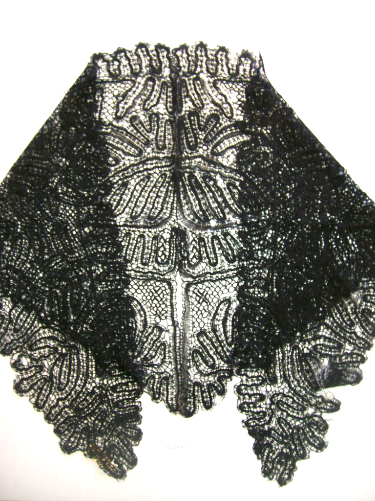 03 Косынка-косячок кружевная ручной работы выполненная коклюшным способом из черных шелковых ниток. Надевалась в особо торжественных случаях. Конец ХIХ начало ХХ в.в..jpeg