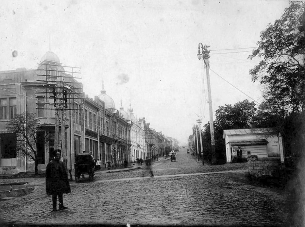 1 Магазин Ергажиева на Николаевском проспекте в Ставрополе. Предположительно 1914 г. Источник atvmedia.ru.jpg