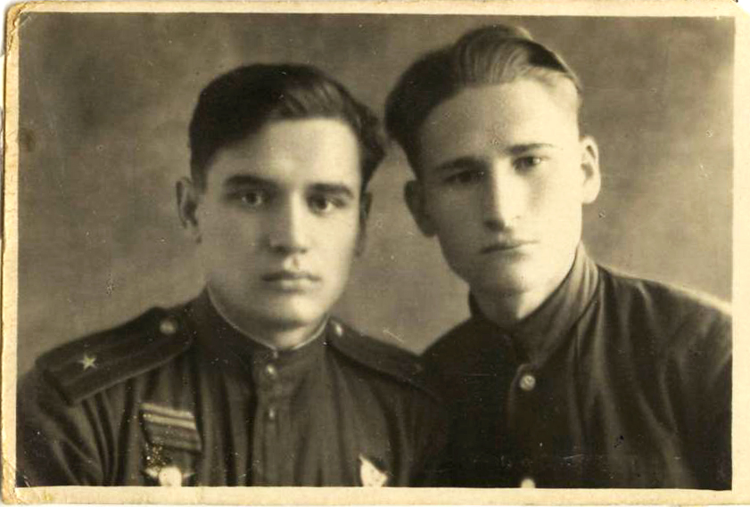 4а. Б. Казимиров с товарищем. 1944 г..jpg