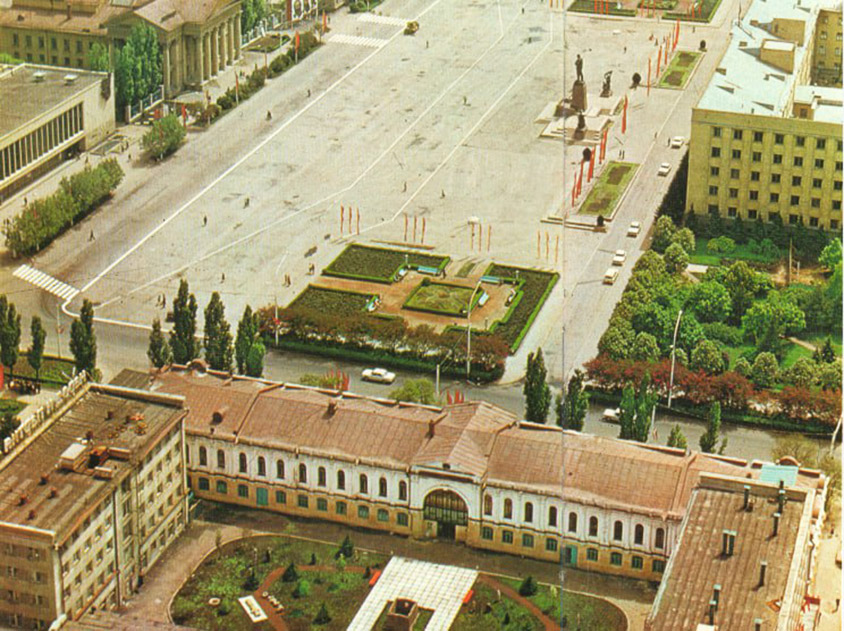 02 Вид на музей и площадь Ленина. 1976 г. Фото Ю.А. Васильева.jpg