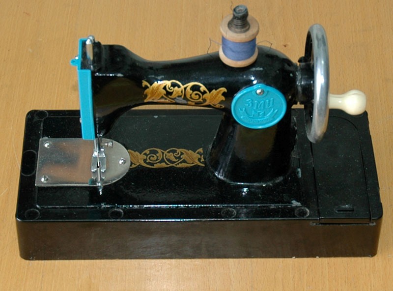 Игрушечная швейная машинка. СССР Москва 1980-е гг..jpeg