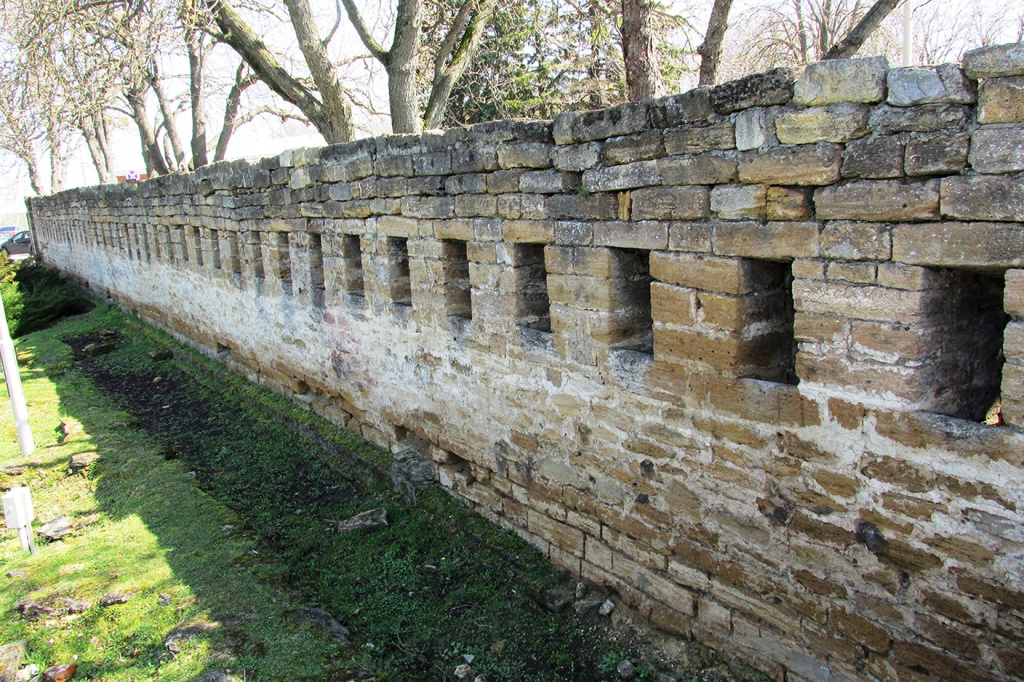 5 Стена офицерской казармы.JPG