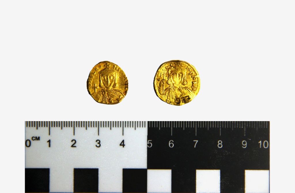06 Золотые солиды из погребения близ с. Садовое. VIII - IX вв. н. э. Из фондов Ставропольского музея-заповедника.jpg