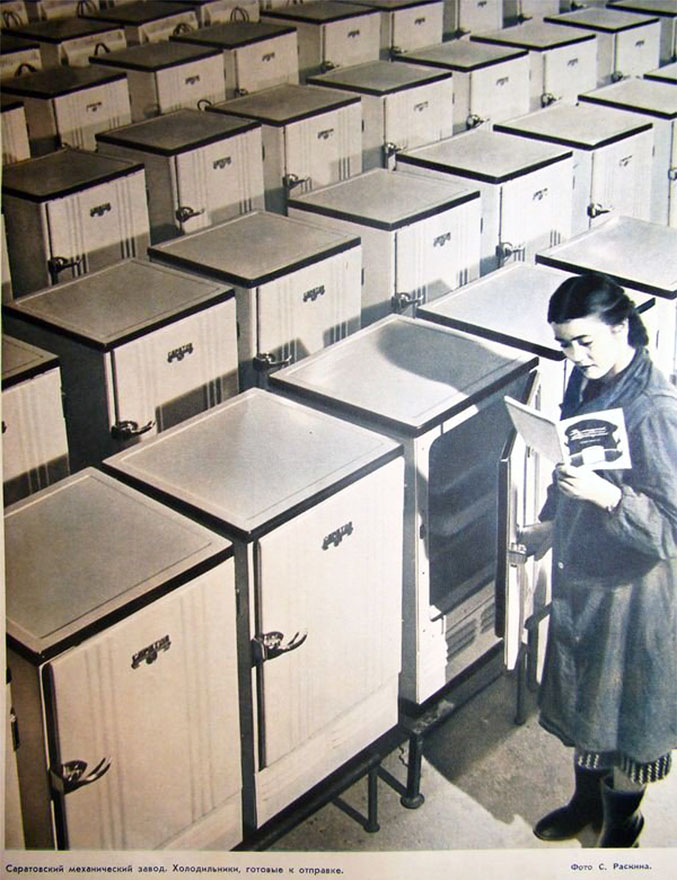 Саратовский механический завод. Холодильники готовые к отправке. 1950-е гг..jpg
