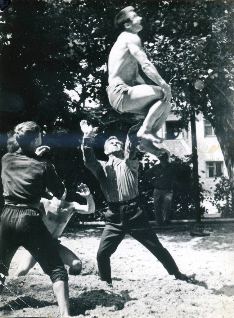 Фото 2 М.В. Страхов тренирует будущего чемпиона по спортивной акробатике В.А. Скакуна. Ставрополь, 1960-е гг..jpg