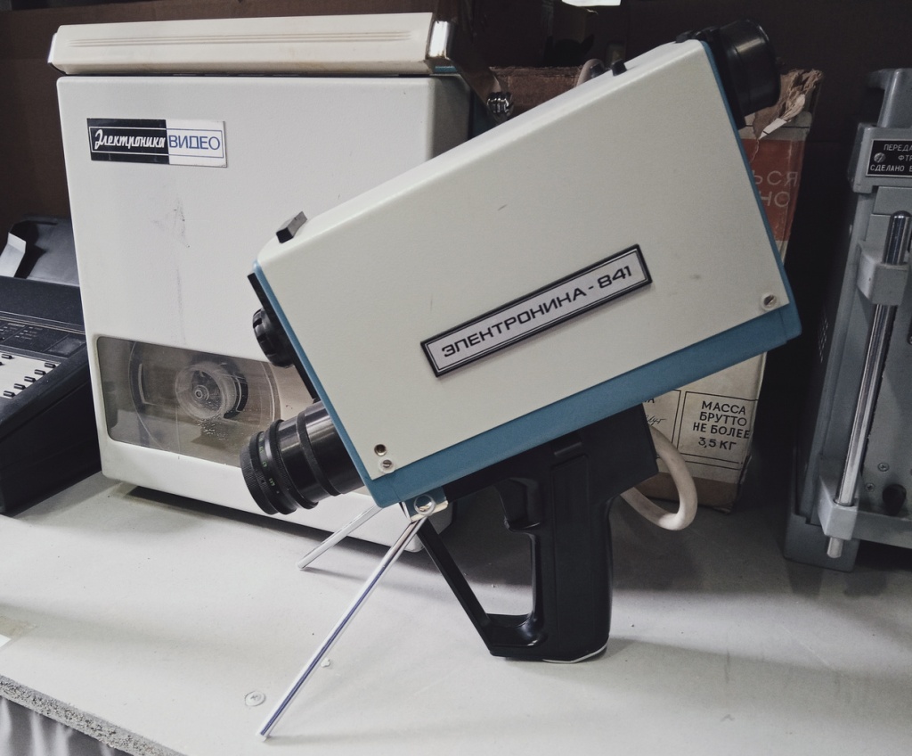 Советская видеокамера Электроника-841 с комплектным катушечным видеомагнитофоном.jpg