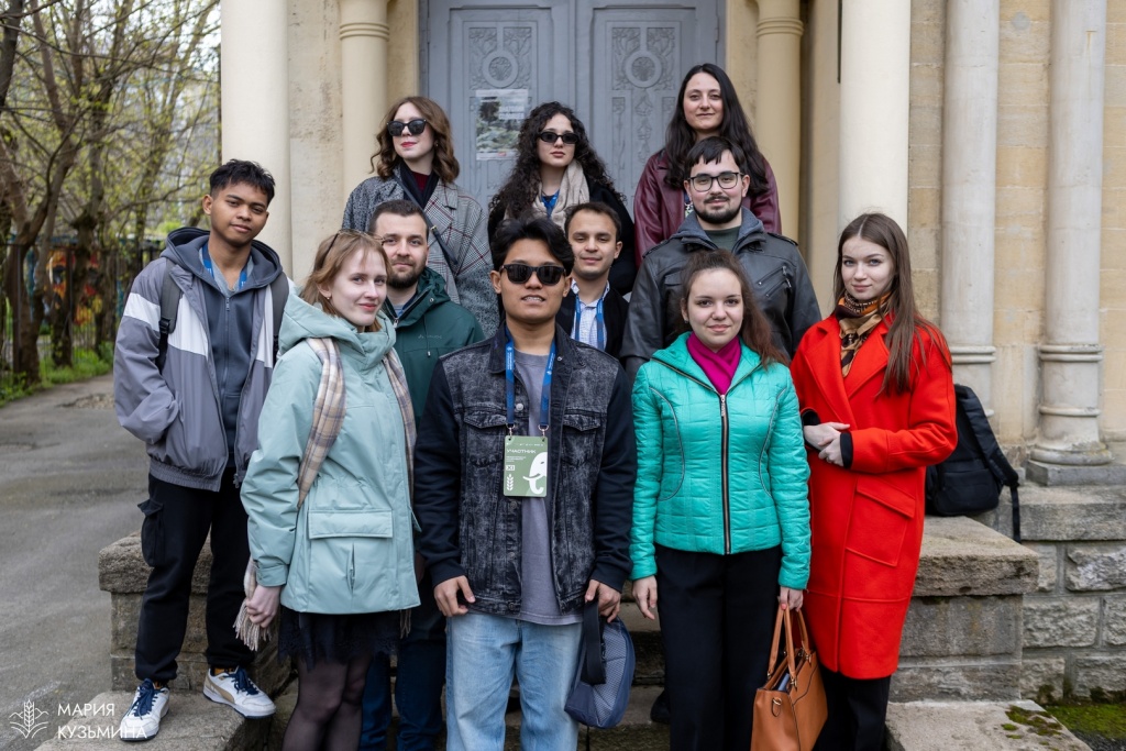 Участники Международной исторической школы в галерее П.М. Гречишкина