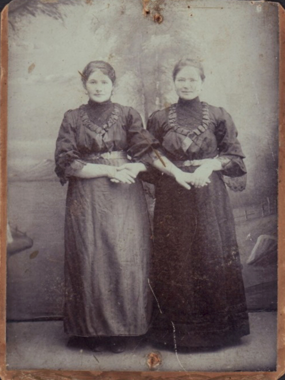 Казачки станицы Кавказской начало XX в..jpg