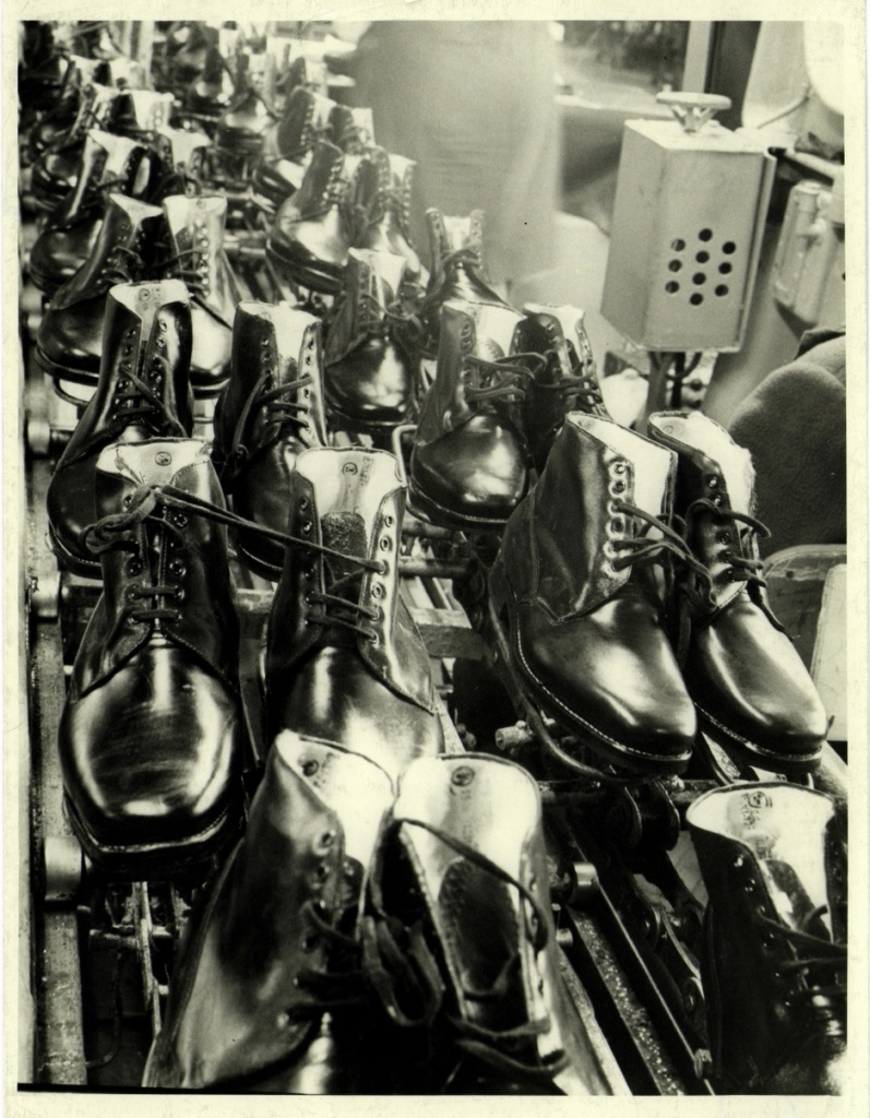 4. Ставропольская обувная фабрика. Обувь сходит с конвейера. 1970 г..JPG