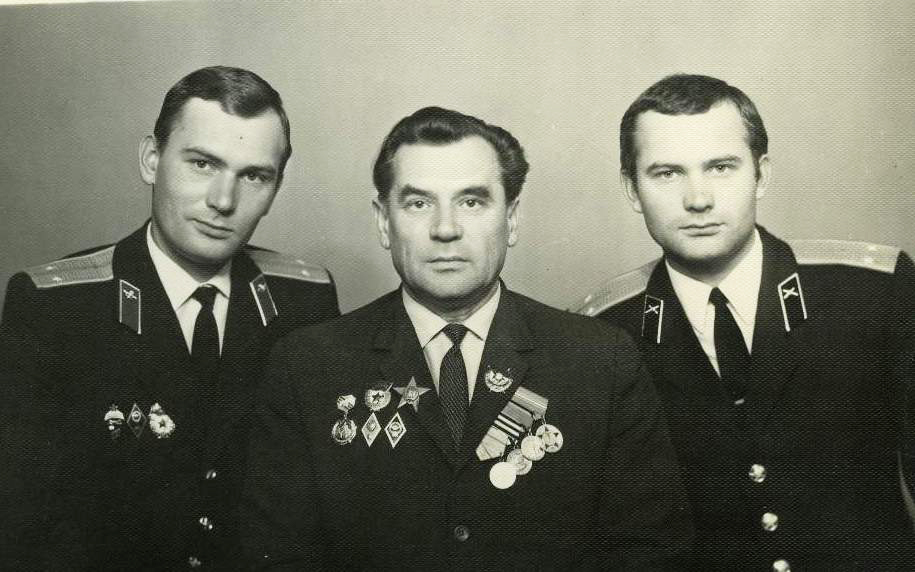 5. Б.Н. Казимиров с сыновьями - профессиональными военными. 1971 г..JPG