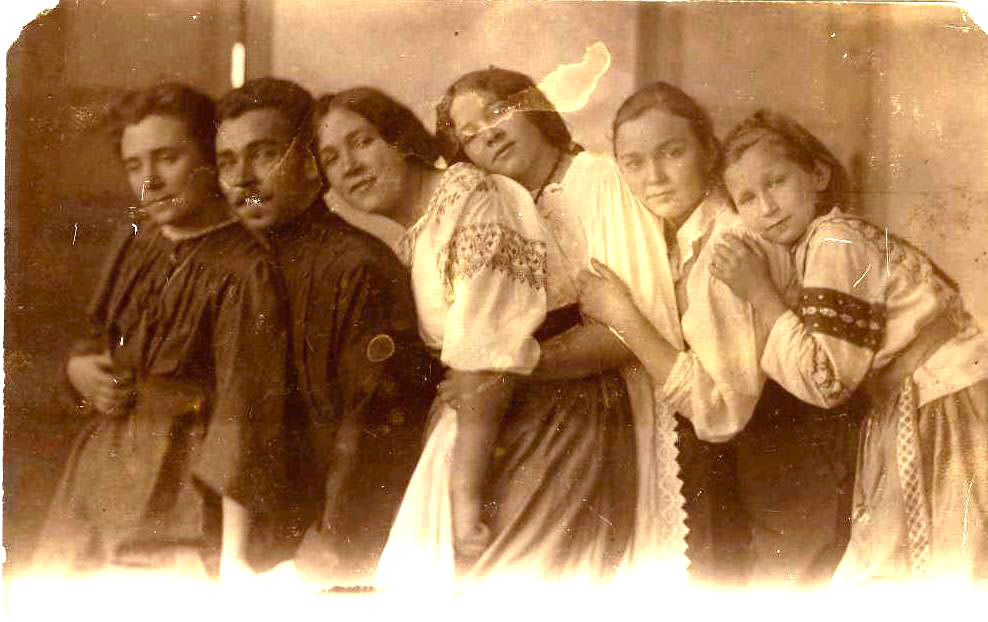 02 Дети Г.К. Праве - его помощники в музейном деле оф 26557-3.JPG