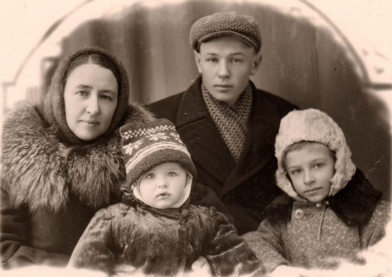 2 В.П. Невская с детьми зима 1958 - 1959 гг..jpg