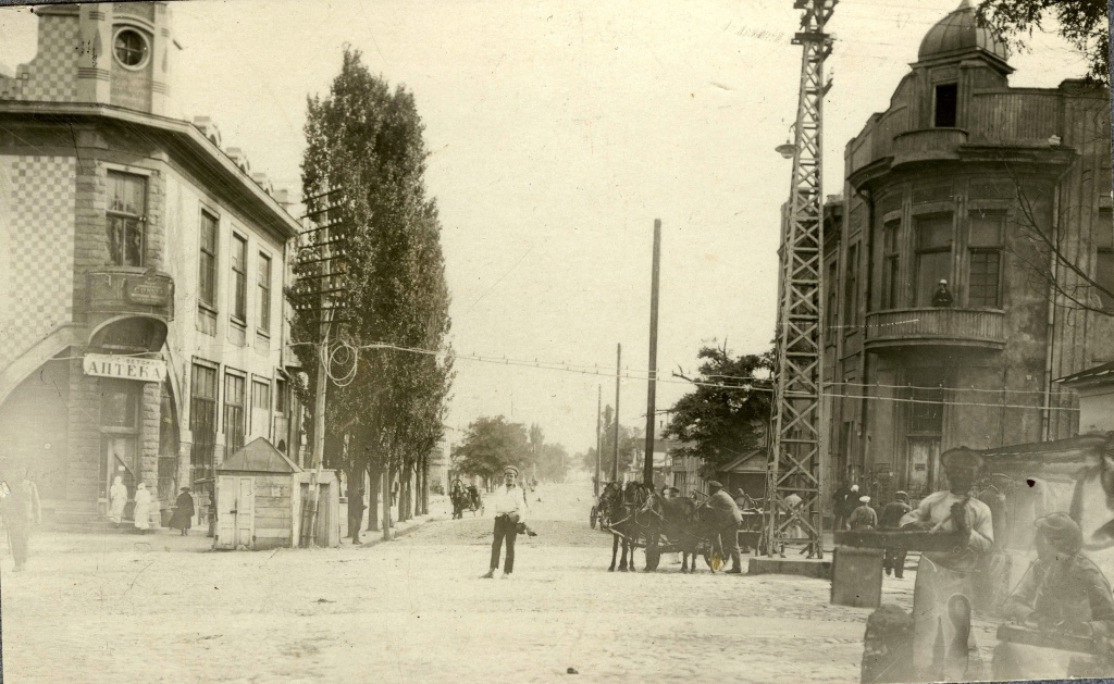 4 Перекресток ул. Красной (бывш. Ник. просп.) и ул. Хоперской (ныне ул. Голенева) в Ставрополе. Вид на здание аптеки Байгера и губсовнархоза (бывш. дом Ерганжиева). 1921 г.jpg