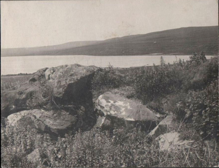 Фотография черно-белая. Вид на песчаные валуны на озере Большой Тамбукан. Окрестности г. Пятигорска. Начало XX в..jpg