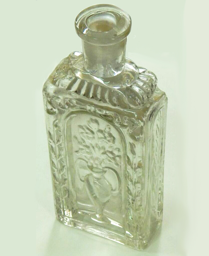 Флакон для духов из прозрачного стекла. 30-е годы XX в..jpeg