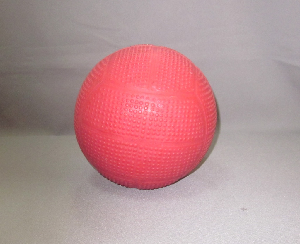 03 Детский мяч резиновый. СССР 1980-е гг. Краснозёрский художественно-краеведческий музей им. В.И. Коробейникова.jpg