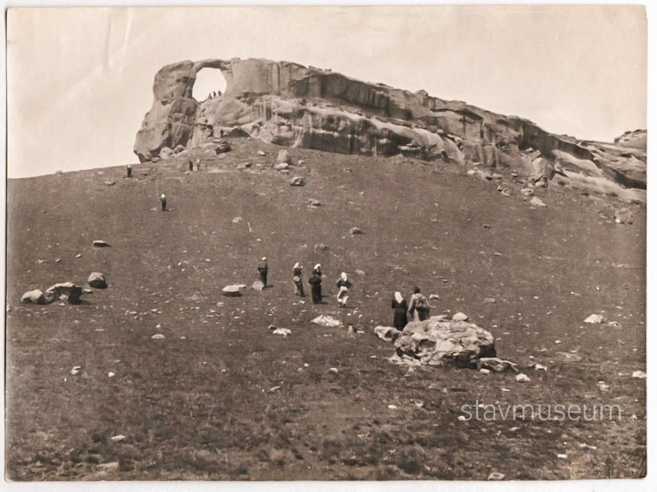 Фото 3. Вид на скалу с подветренной стороны. Из архива В.Г.Гниловского Середина XX в..JPEG