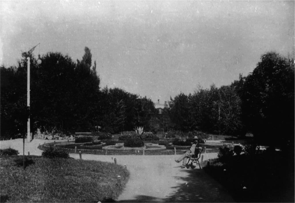 7. Цветник с цветочным орнаментом в городском саду. Слева столб со светильником справа скамья. г. Ставрополь 1905 г..jpg