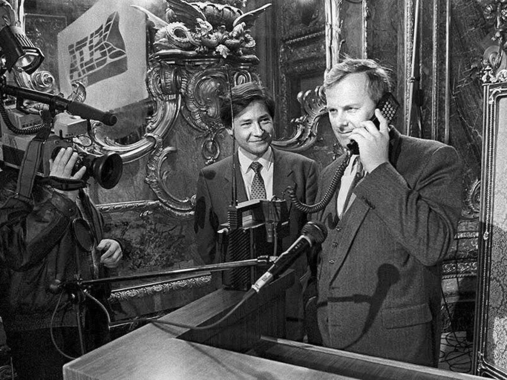 Первый в России звонок по мобильному телефону. 9 сентября 1991 г. Мэр Санкт-Петербурга Анатолий Собчак. Источник dzen.ru.jpeg
