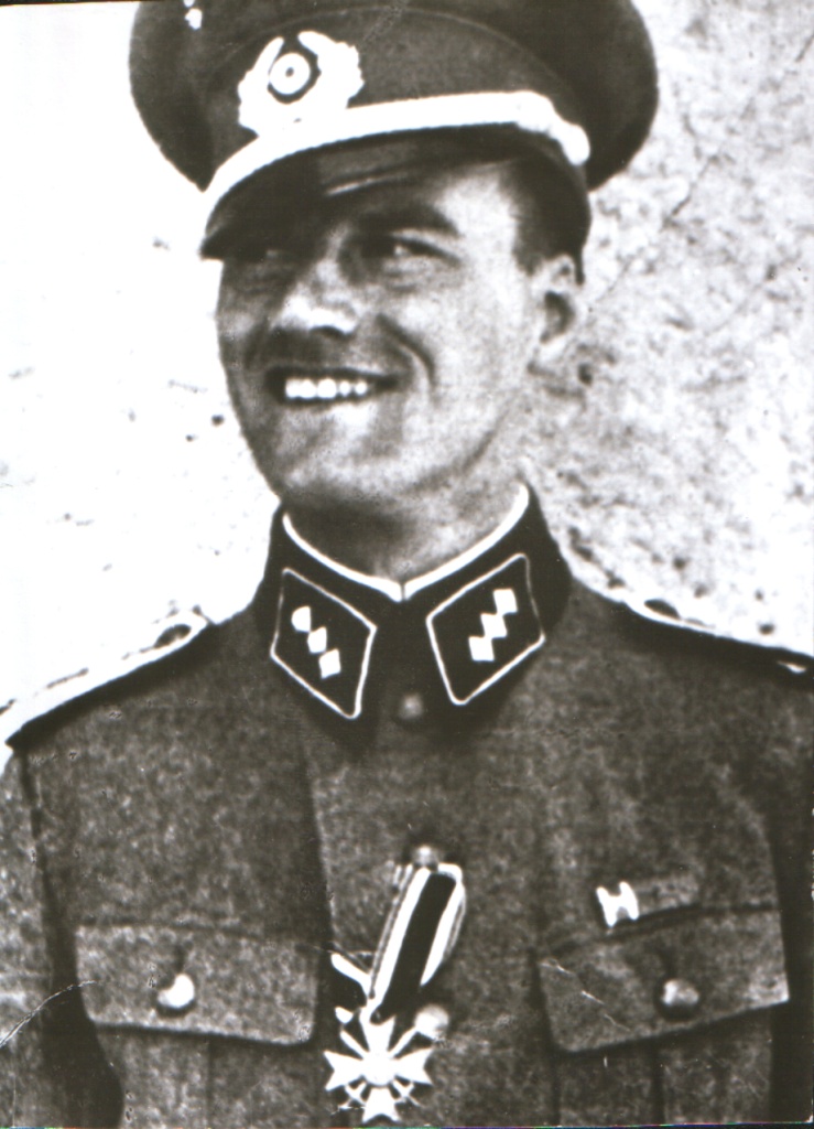 4. А.И. Козлов в форме немецкого офицера.jpg