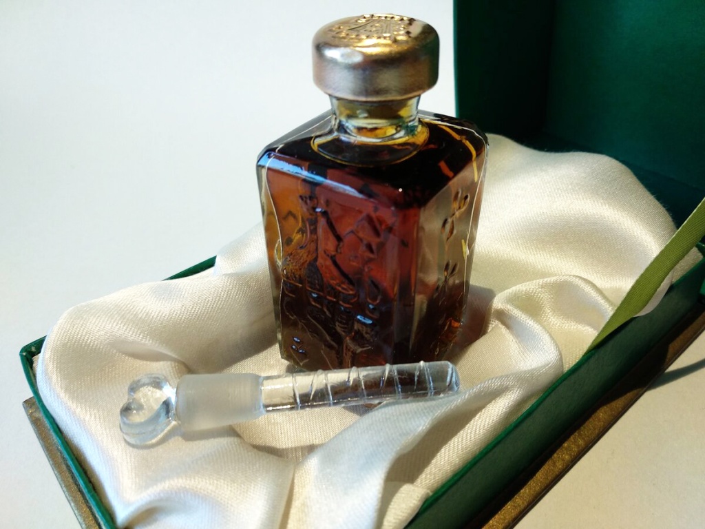 Флакон духов Пиковая дама. Источник Яндекс дзен.jpeg