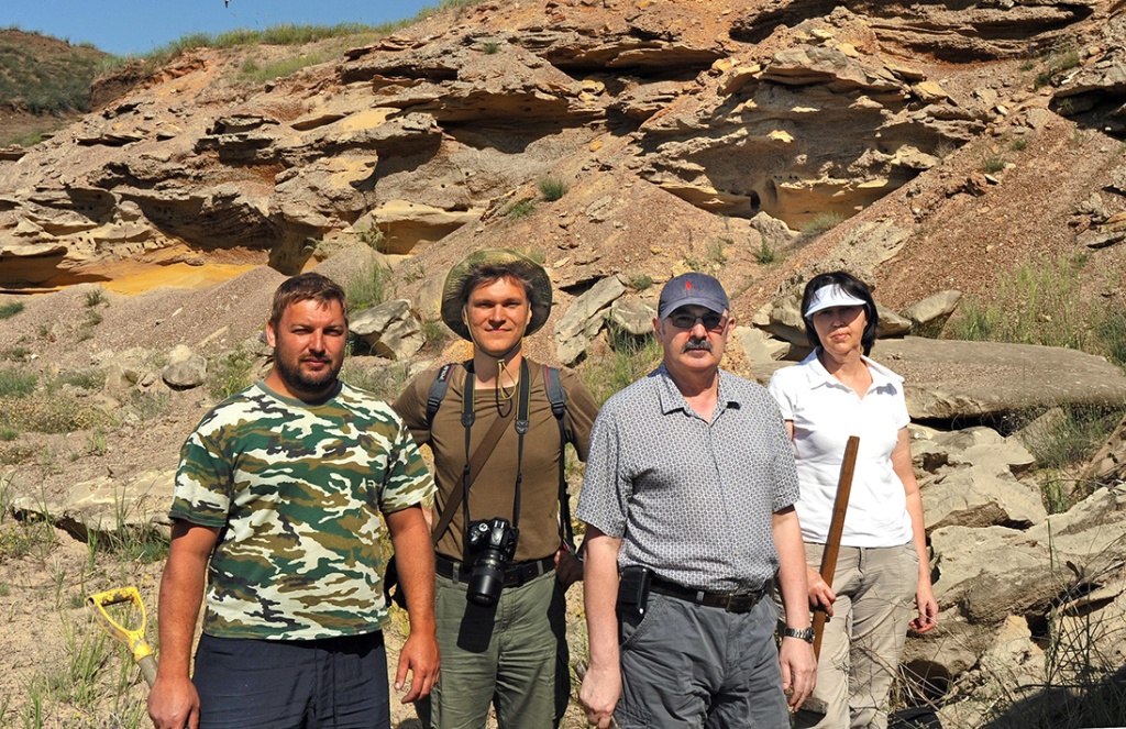 02. Участники экспедиции (слева направо) В.С. Крамаренко В.В. Волокитин А-Г.Г. Керимов Н.Р. Кочнева. Снимает М.П. Шерстюков.jpg