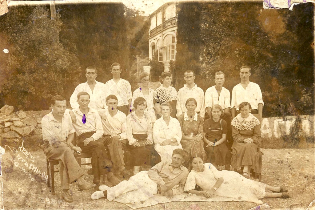 Дора Карабут в санатории (во втором ряду вторая справа) г.Ялта. 26.07.1938 г..jpeg