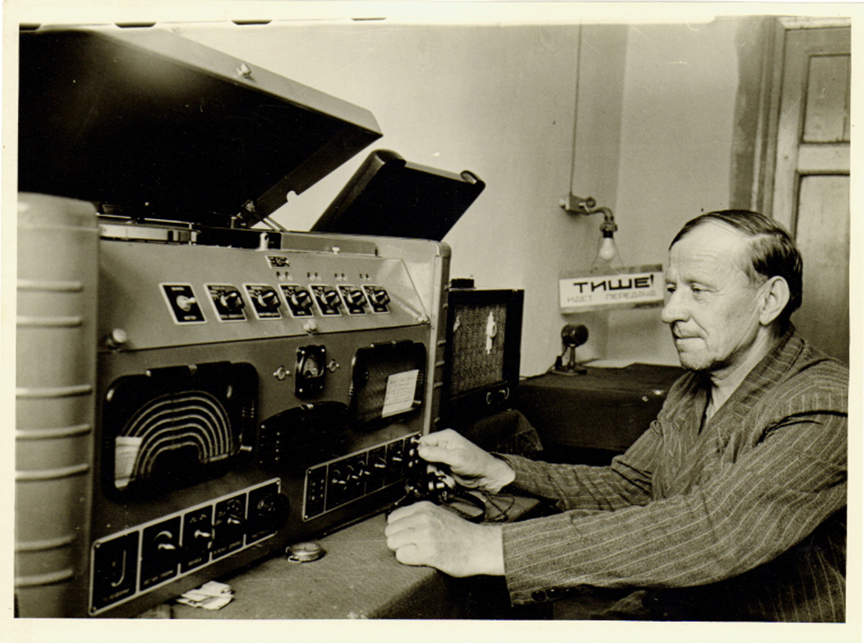 Невинномысская шерстомойная фабрика им. В.И.Ленина. Фабричный радиоузел. У радиопередатчика радиотехник Ядров Е.С. 1950-е-60-е гг..JPG