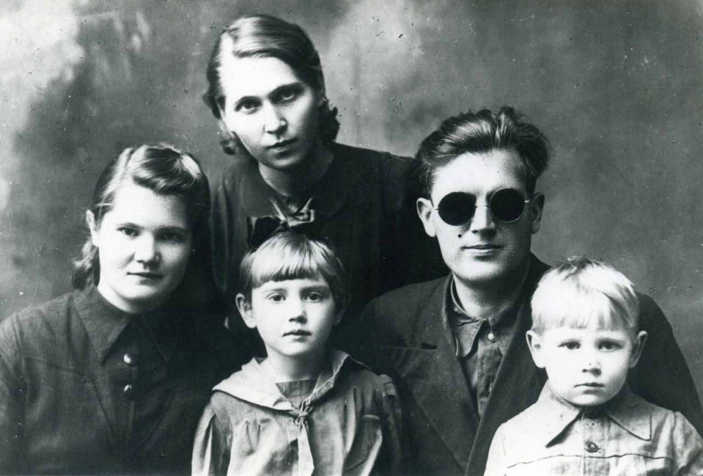 4. А.И. Лопырин с семьей. 1940-е гг.jpg