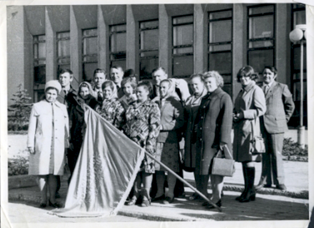 4 Передовики и руководители колхоза им. Чапаева со знаменем Коллективу победителю в Социалистическом соревновании 1979 г. с. Кочубеевское.jpg