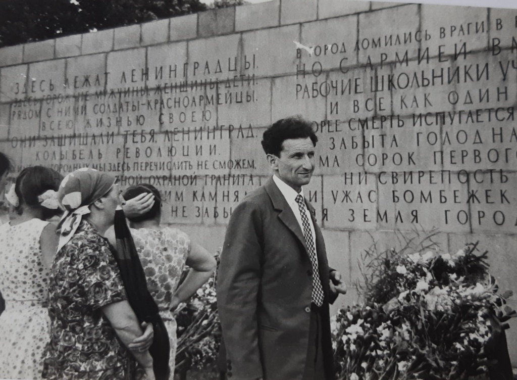 4_На_Пискаревском_кладбище_г_Ленинград_1965_г_.jpg