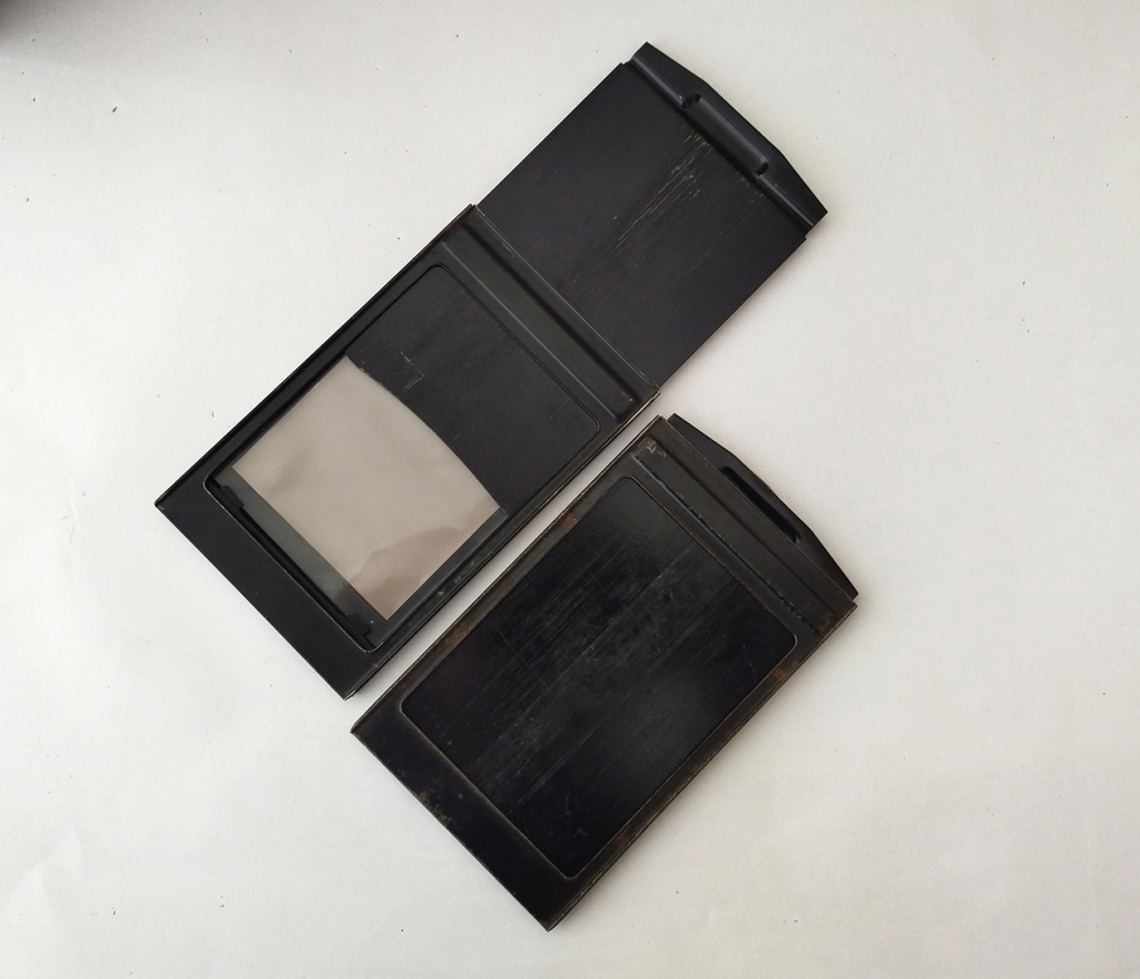 Кассеты фотоаппарата. Под металлической шторкой расположена стеклянная фотопластинка.jpg