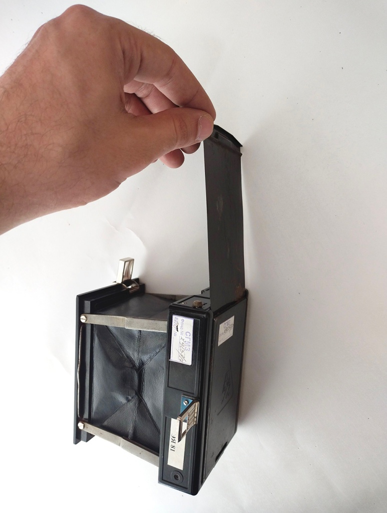 Перед снимком из кассеты извлекалась шторка. После съемки ее ставили обратно и кассета извлекалась из фотоаппарата.jpg