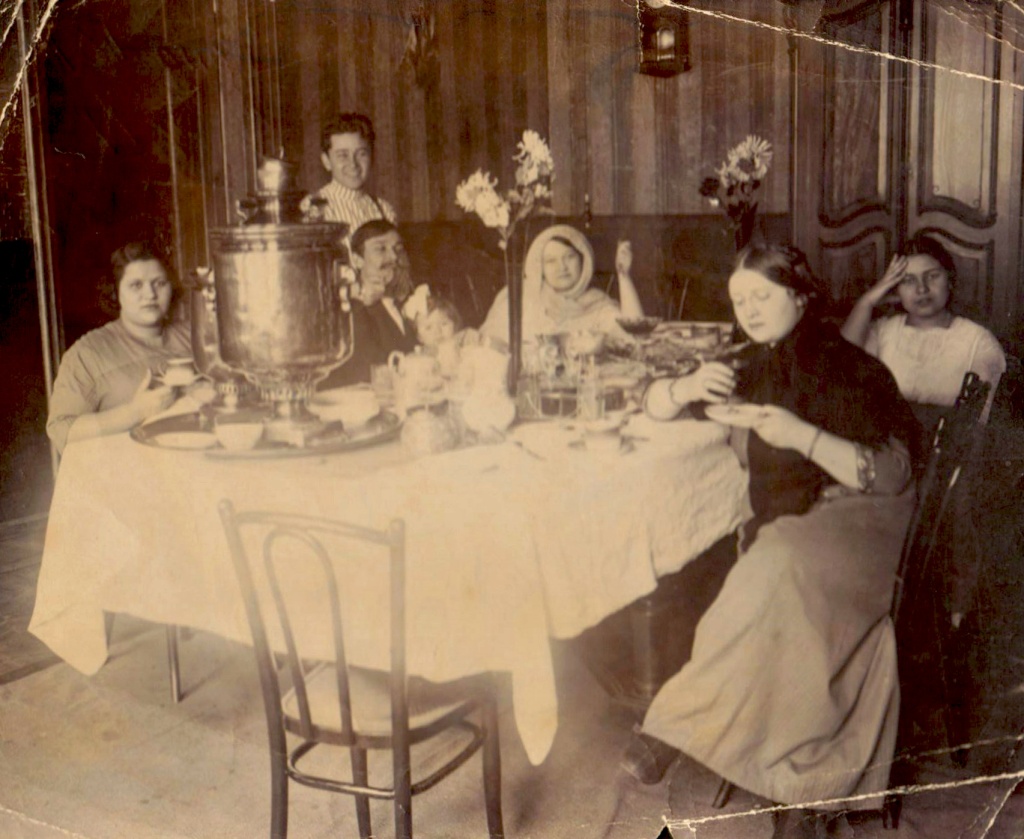 Фото 1. Чаепитие с самоваром. Ставрополь. 1910 г..jpg