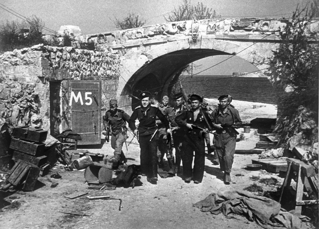 13. Советские войска в освобожденном Севастополе. май 1944 г..jpg