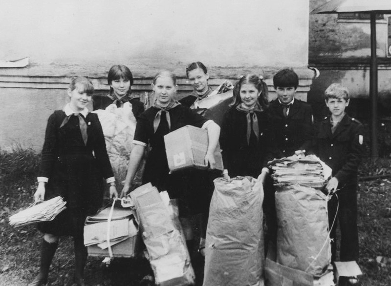 6. Советские школьники с собранной макулатурой.СССР 1970-е -1980-е гг..jpg