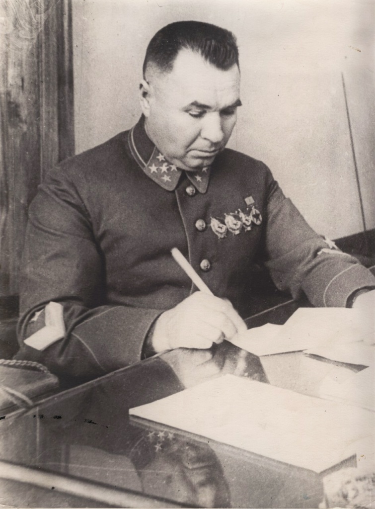 2. Апанасенко в своем рабочем кабинете Хабаровск 1941г..jpg
