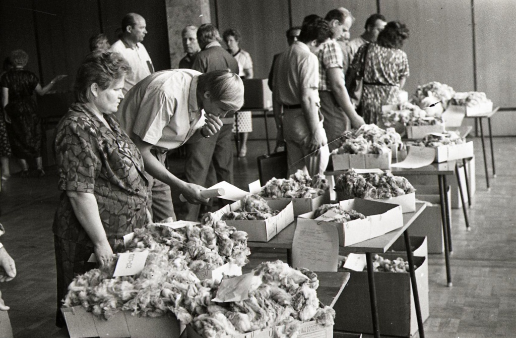 Ставропольская товарная биржа. Аукцион по шерсти. г.Ставрополь 09.06.1992 г. Фото М.П. Колесникова.jpg