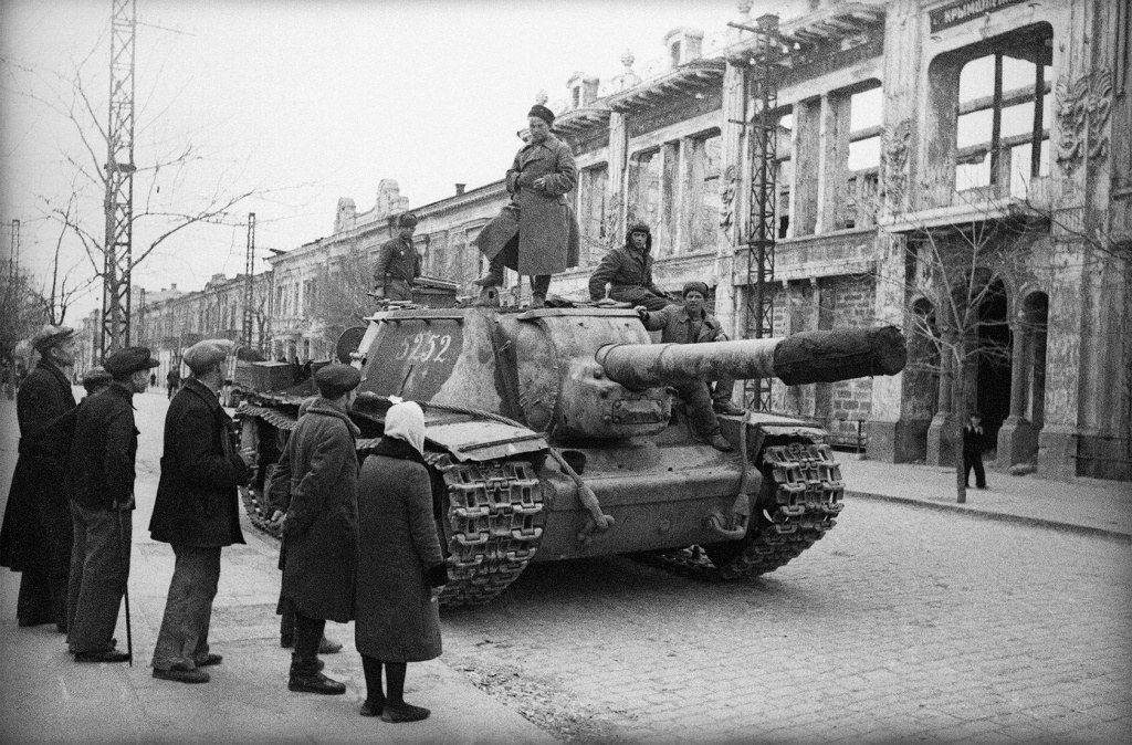 8. Жители Симферополя встречают воинов-освободителей. Апрель 1944 г..jpg