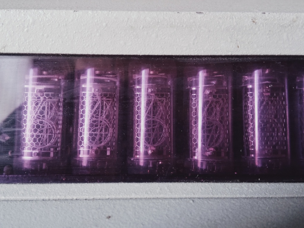 Газорязрядные индикаторные лампы. На просвет видны ряды электродов в виде цифр.jpg