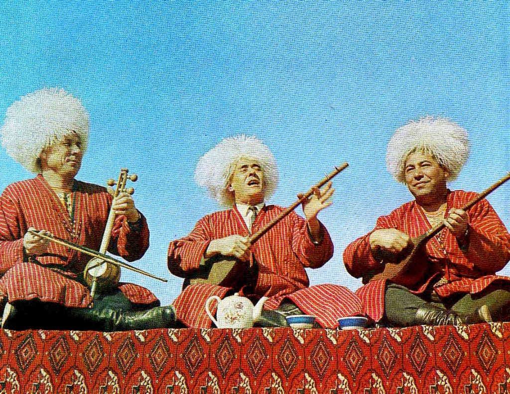 04 Туркменские исполнители с дутарами. Источник youtube.com.jpg