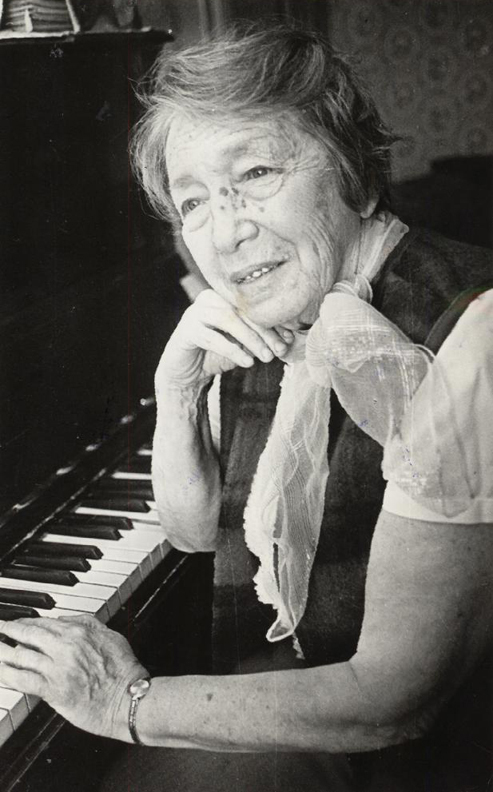 10 Фотография. Месик Э.Ю. за фортепиано. Ставрополь 2002 г..JPG