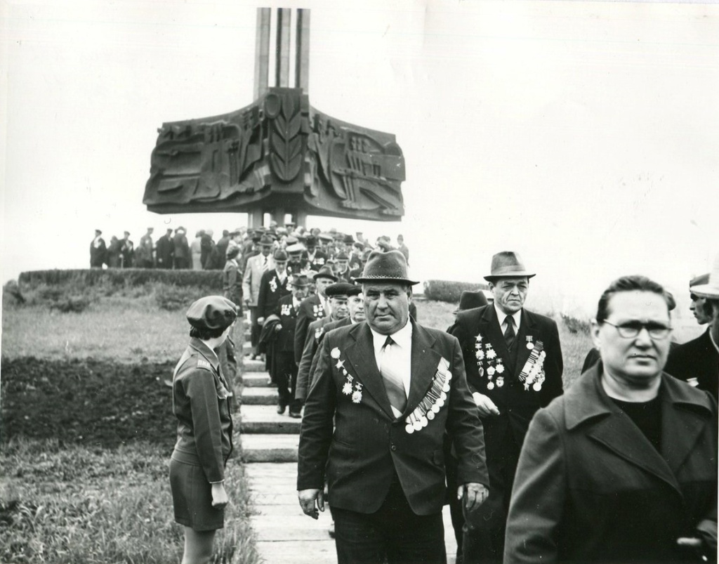 05 Всесоюзная встреча воинов-доваторцев у стелы Героям-доваторцам. 14 мая 1980 г. Фото П.А. Фоминова. Из фондов Старопольского музея-заповедника.jpg