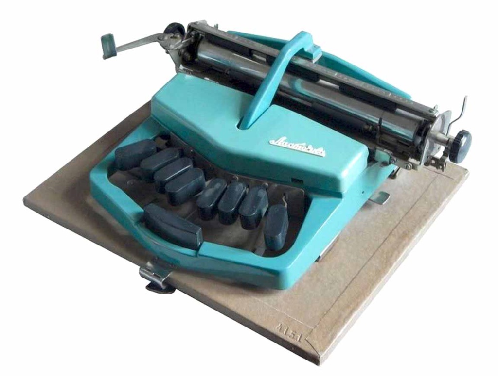 6. Пишущая машинка для незрячих Ласточка. Принадлежала А.И. Лопырину.JPG