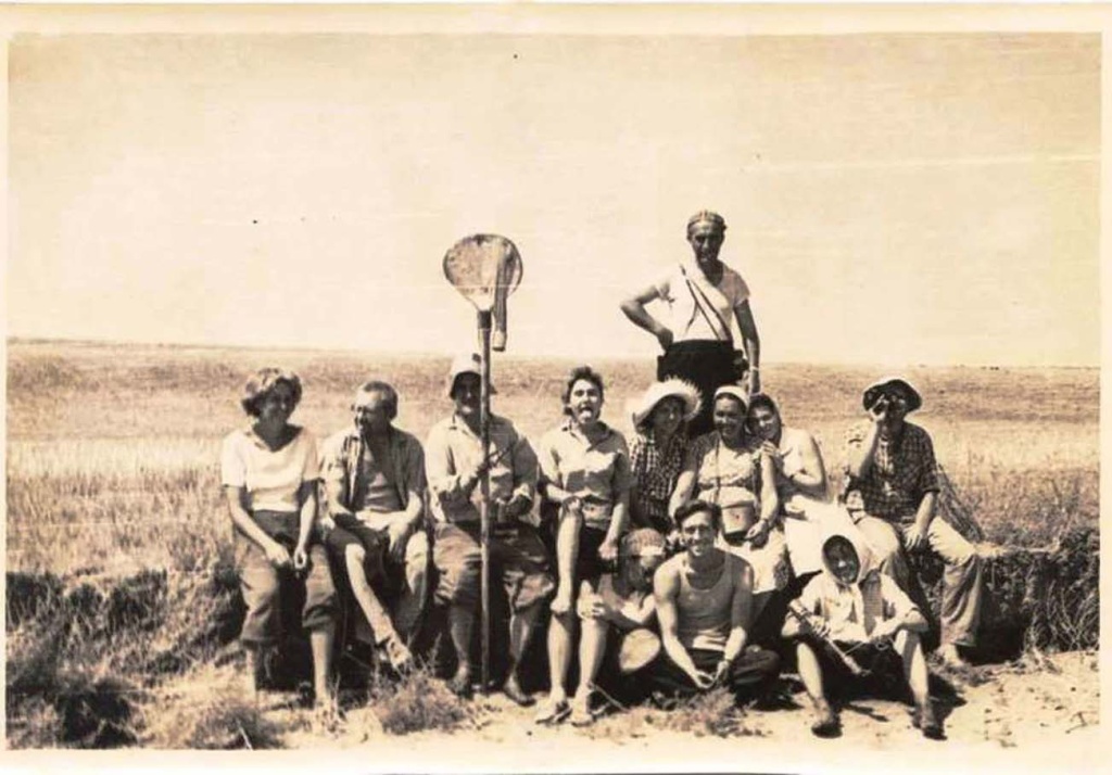 Экспедиция на оз. Маныч. Второй слева Скрипчинский В.В. Гниловской В.Г. с сачком сидит на земле справа Шевченко Г.Т. Стоит карполог Карпов Н.Н. из Москвы.jpg