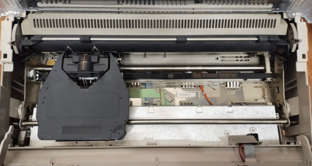 4_Под откидными частями корпуса видно внутреннее устройство. На переднем плане картридж с лентой.jpg