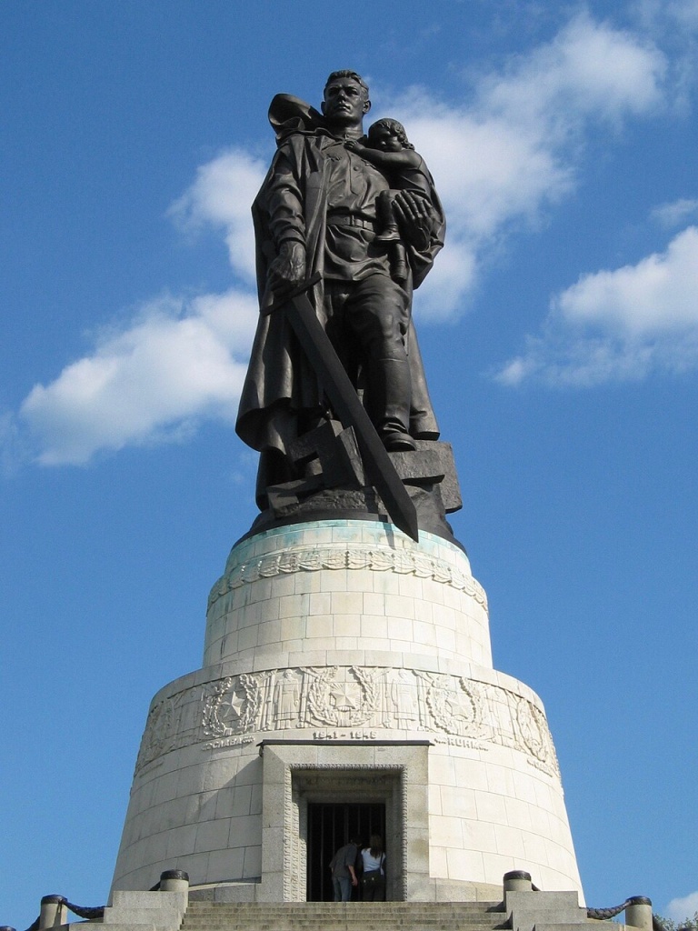 1. Монумент Воин-Освободитель в Берлине. Источник ru.wikipedia.org.JPG